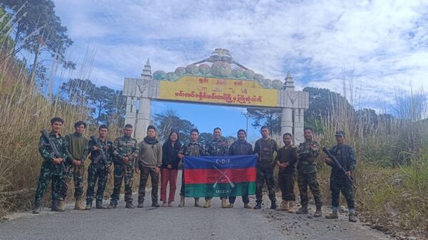 (မင်းတပ်မြို့သိမ်းပိုက်ပြီးနောက် မြို့အဝင်မုတ်ဦးရှေ့တွင် တွေ့ရသော CDF ရဲဘော်များ။ ဓာတ်ပုံ - Yaw Mang)