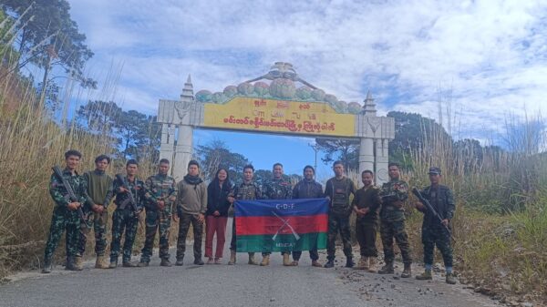 မင်းတပ်မြို့အား သိမ်းပိုက်ပြီးနောက် တွေ့ရသော ချင်းညီနောင်အဖွဲ့မှ ရဲဘော်များ။ ဓာတ်ပုံ - Yaw Mang