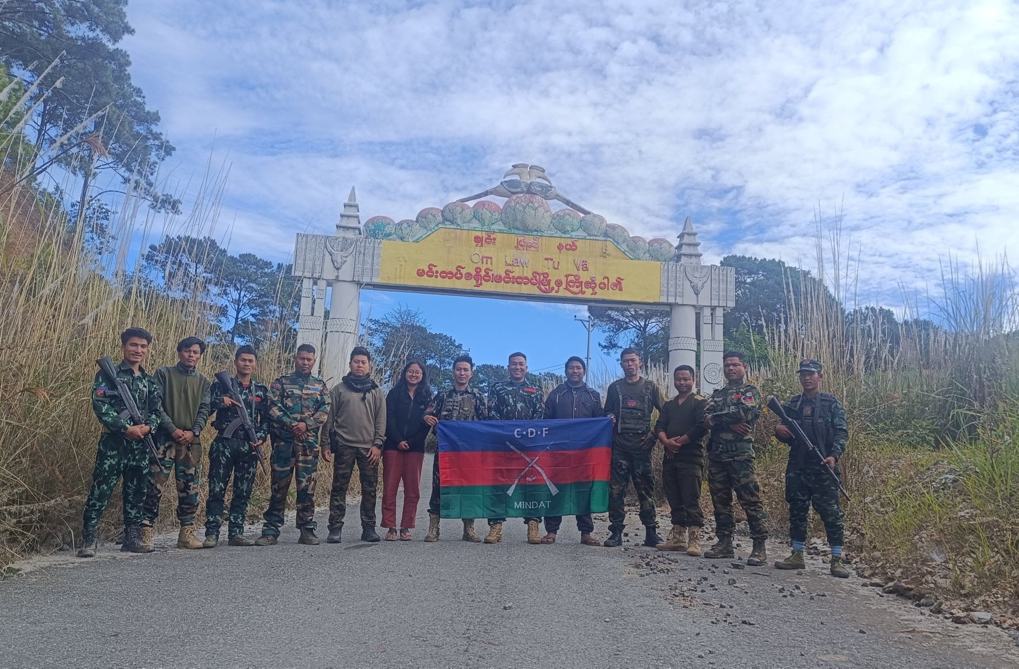 မင်းတပ်မြို့အား သိမ်းပိုက်ပြီးနောက် တွေ့ရသော ချင်းညီနောင်အဖွဲ့မှ ရဲဘော်များ။ ဓာတ်ပုံ - Yaw Mang