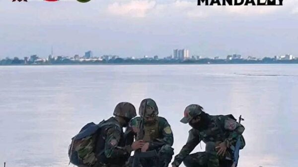 (Road To Mandalay ရဲဘော်များအား စစ်ဆင်ရေးတစ်ခုတွင် တွေ့ရစဥ်။ စစ်ကိုင်းမင်းကွန်းကားလမ်းပေါ်ရှိ မင်းကွန်းရဲစခန်းအား တွေ့ရစဥ်။ ဓာတ်ပုံ-Mingun PDF)