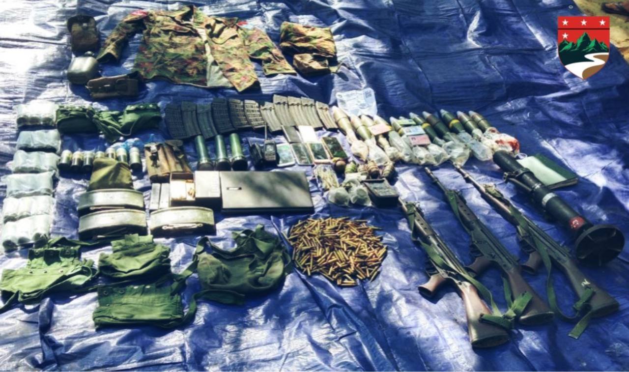(ရေကန်တောင် စစ်ကောင်စီစခန်းကုန်းမှ သိမ်းရသော လက်နက်ခဲယမ်းများ။ ဓာတ်ပုံ - ဒေါနတပ်ရင်း)