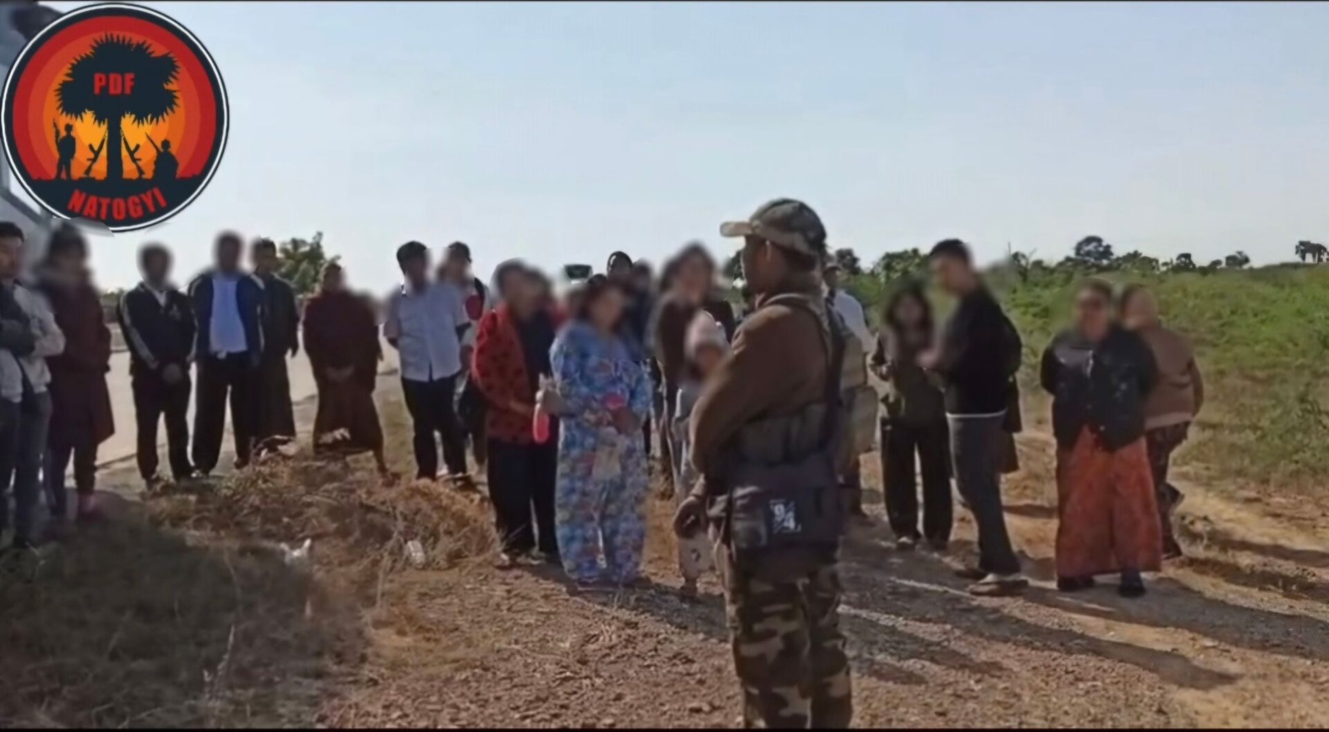 အမြန်လမ်းမှာ ဒီဇင်ဘာ၂၃ရက်က နွားထိုးကြီး PDF မှတာဝန်ရှိသူက ခရီးသည် တွေကို စကားပြောကြားနေစဥ်