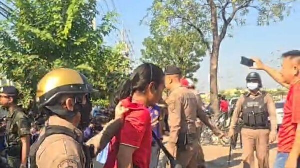 (မြန်မာလုပ်သားများ ဆန္ဒပြမှုအပေါ် ထိုင်းရဲတပ်ဖွဲ့က ဖမ်းဆီးနေစဉ်။ ဓာတ်ပုံ − ကိုရဲမင်း/FB)