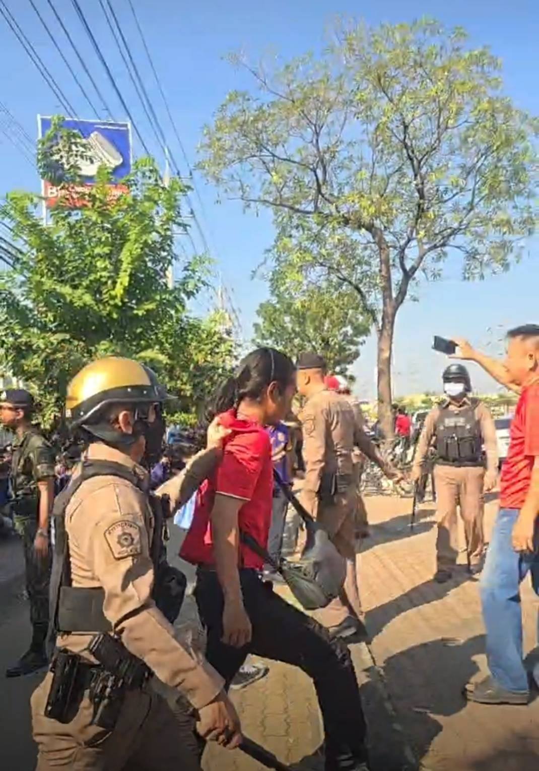 (မြန်မာလုပ်သားများ ဆန္ဒပြမှုအပေါ် ထိုင်းရဲတပ်ဖွဲ့က ဖမ်းဆီးနေစဉ်။ ဓာတ်ပုံ − ကိုရဲမင်း/FB)