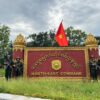 (အရှေ့မြောက်တိုင်းစစ်ဌာနချုပ်ဝင်ပေါက်တွင် အောင်ပွဲခံနေသော ကိုးကန့်တပ်ဖွဲ့ဝင်များ နှင့် အနောက်ပိုင်းတိုင်းစစ်ဌာနချုပ်(နပခ)အား AA သိမ်းပိုက်အပြီး တွေ့ရစဉ်။ ဓာတ်ပုံ - MNDAA၊File)