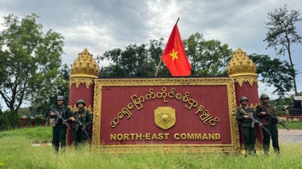 (အရှေ့မြောက်တိုင်းစစ်ဌာနချုပ်ဝင်ပေါက်တွင် အောင်ပွဲခံနေသော ကိုးကန့်တပ်ဖွဲ့ဝင်များ နှင့် အနောက်ပိုင်းတိုင်းစစ်ဌာနချုပ်(နပခ)အား AA သိမ်းပိုက်အပြီး တွေ့ရစဉ်။ ဓာတ်ပုံ - MNDAA၊File)