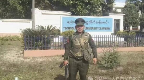 (ဗန်မော်မြို့နည်းပညာတက္ကသိုလ်အား သိမ်းပိုက်ပြီးနောက် တက္ကသိုလ်ရှေ့၌ တွေ့ရသော KIA ရဲဘော်တစ်ဦး။ ဓာတ်ပုံ - Myu Tsaw Kasa/FB)