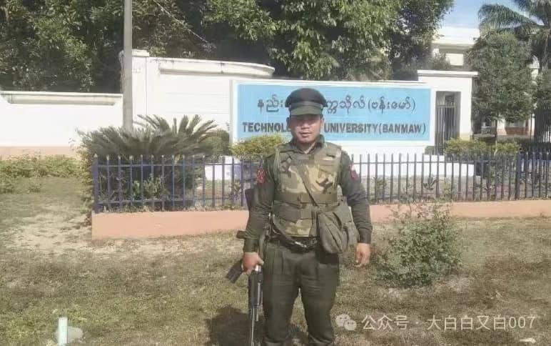 (ဗန်မော်မြို့နည်းပညာတက္ကသိုလ်အား သိမ်းပိုက်ပြီးနောက် တက္ကသိုလ်ရှေ့၌ တွေ့ရသော KIA ရဲဘော်တစ်ဦး။ ဓာတ်ပုံ - Myu Tsaw Kasa/FB)