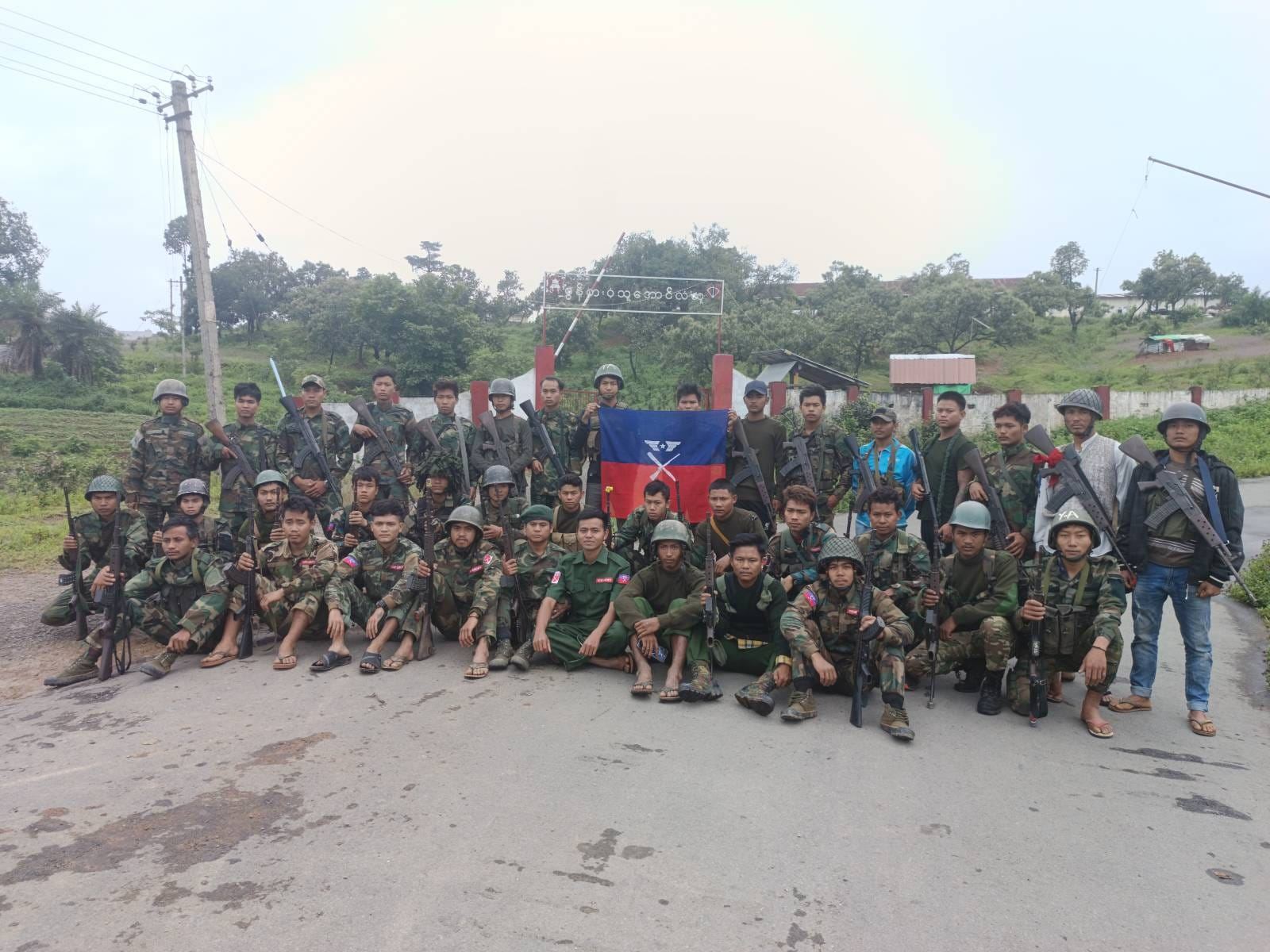 (တူပီမြို့ ခလရ(၃၀၄)တပ်ရင်း ဆိုင်းဘုတ်ရှေ့၌ အောင်ပွဲခံနေသော ယောတပ်တော်(YA) ရဲဘော်များ။ ဓာတ်ပုံ - YA)
