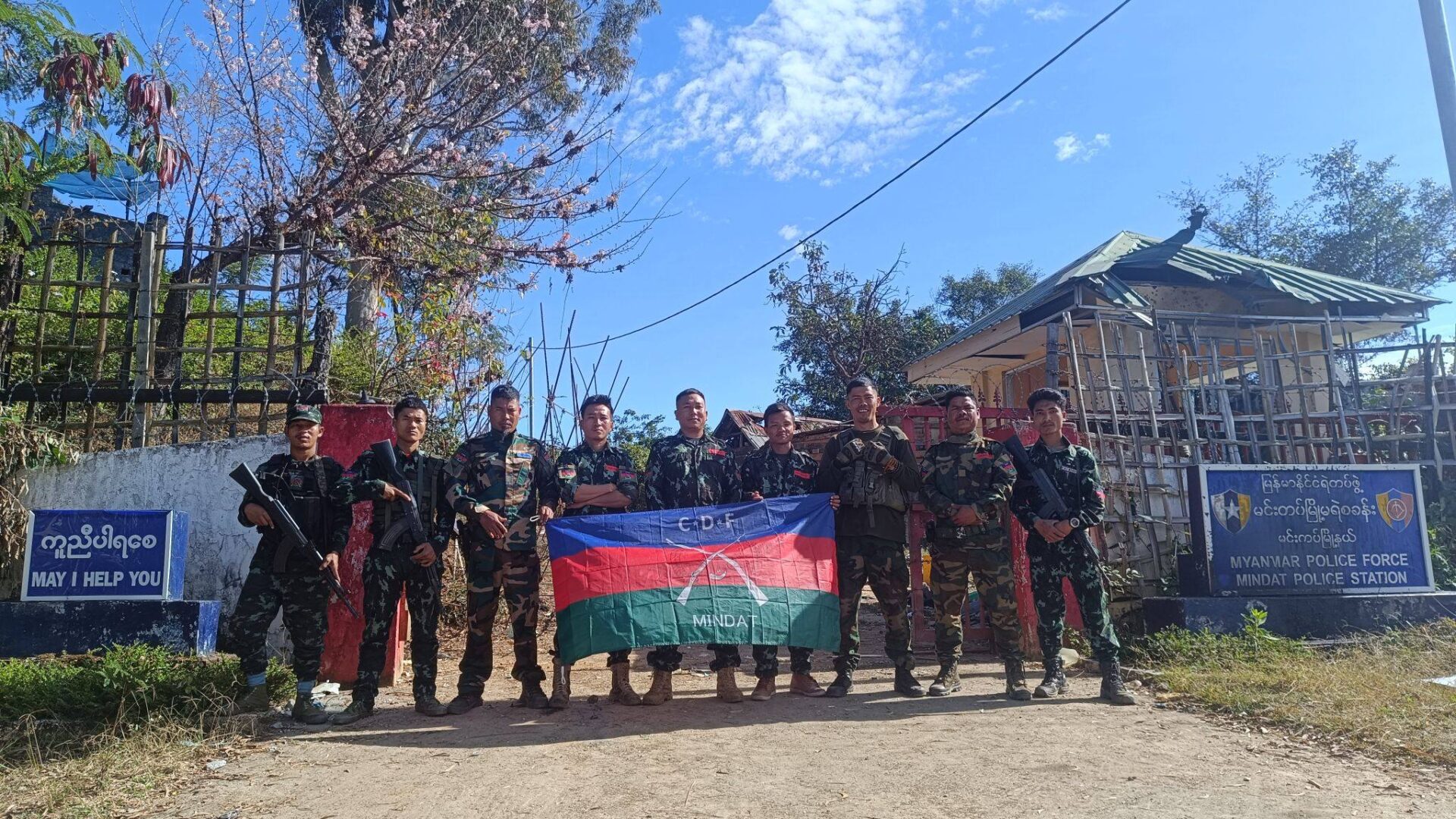 မင်းတပ်မြို့အား သိမ်းပိုက်ပြီးနောက် တွေ့ရသော ချင်းညီနောင်အဖွဲ့မှ ရဲဘော်များ။ ဓာတ်ပုံ - Yaw Mang