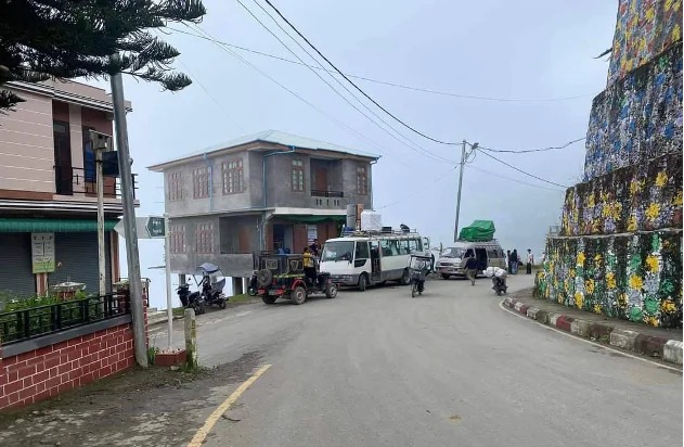(ဖလမ်းမြို့သိမ်းတိုက်ပွဲကြောင့် ပြောင်းရွှေ့နေကြသော ဖလမ်းမြို့ခံများအား တွေ့ရစဉ်။ ဓာတ်ပုံ - CJ)