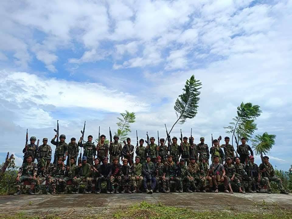 (ကန်ပက်လက်မြို့အဝင် ဆိုင်းဘုတ် နှင့် ချင်းညီနောင်တပ်ဖွဲ့ဝင်များ ။ဓါတ်ပုံ-ချင်းညီနောင်)
