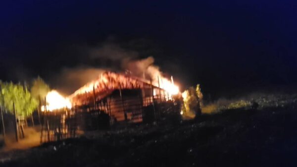 (စစ်တပ်ဂိတ်စခန်းအား မီးရှို့ဖျက်ဆီးခဲ့ပြီး သိမ်းဆည်းရရှိခဲ့သော လက်နက်ခဲယမ်းများတွေ့ရစဥ်။ ဓာတ်ပုံ - မအူပင်ပကဖ)