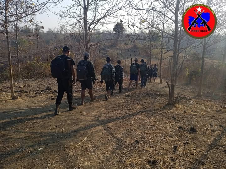 (ပြည်ခရိုင် PDF တပ်ရင်း ၃၆၀၁ မှ တော်လှန်ရေးရဲဘော်အချို့ကို ရှေ့တန်းတစ်နေရာ၌ တွေ့ရစဥ်။ ဓာတ်ပုံ - PPDF)