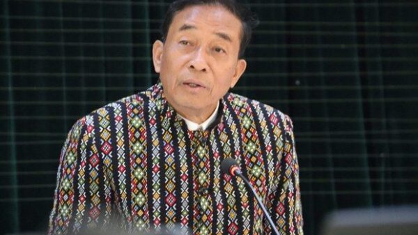 (​ရွေး​ကောက်ခံ အရပ်သားအစိုးရလက်ထက် ချင်းပြည်နယ်ဝန်ကြီးချုပ် ဆလိုင်းလျန်လွယ်အား တွေ့ရစဉ်)