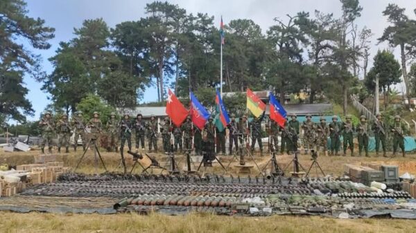 (မင်းတပ်မြို့သိမ်းတိုက်ပွဲမှ သိမ်းရသော လက်နက်ခဲယမ်းများ၊ ချင်းညီ​နောင်တပ်ဖွဲ့ဝင်များ။ ဓာတ်ပုံ - CDF မင်းတပ်)