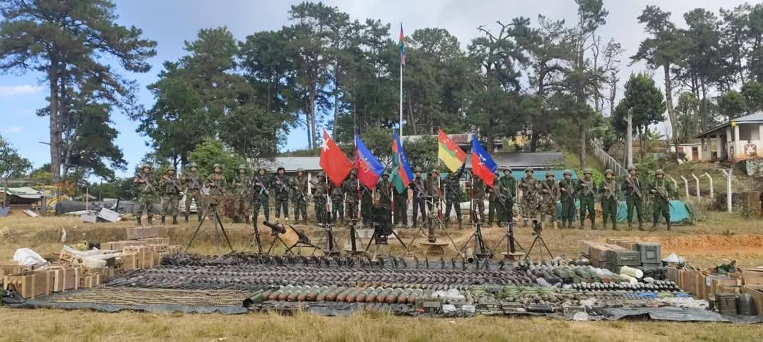 (မင်းတပ်မြို့သိမ်းတိုက်ပွဲမှ သိမ်းရသော လက်နက်ခဲယမ်းများ၊ ချင်းညီ​နောင်တပ်ဖွဲ့ဝင်များ။ ဓာတ်ပုံ - CDF မင်းတပ်)