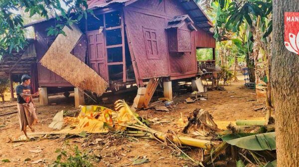 (လက်နက်ကြီးဖြင့်တိုက်ခိုက်ခံရသော ဘုန်းကြိးကျောင်းအား တွေ့ရစဥ်။ဓာတ်ပုံ - MDY PDF)