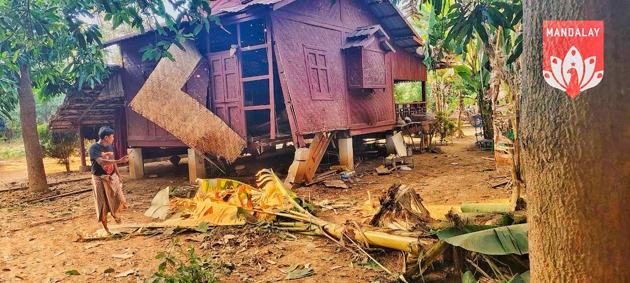 (လက်နက်ကြီးဖြင့်တိုက်ခိုက်ခံရသော ဘုန်းကြိးကျောင်းအား တွေ့ရစဥ်။ဓာတ်ပုံ - MDY PDF)