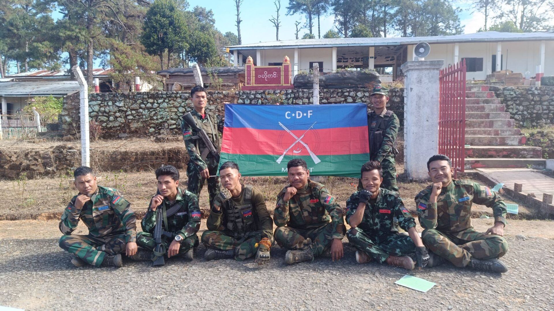 မင်းတပ်မြို့အား သိမ်းပိုက်ပြီးနောက် တွေ့ရသော ချင်းညီနောင်အဖွဲ့မှ ရဲဘော်များ။ ဓာတ်ပုံ - Yaw Mang