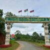 (ကန်ပက်လက်မြို့အဝင် ဆိုင်းဘုတ် နှင့် ချင်းညီ​နောင်တပ်ဖွဲ့ဝင်များ ။ဓါတ်ပုံ-ချင်းညီ​နောင်)