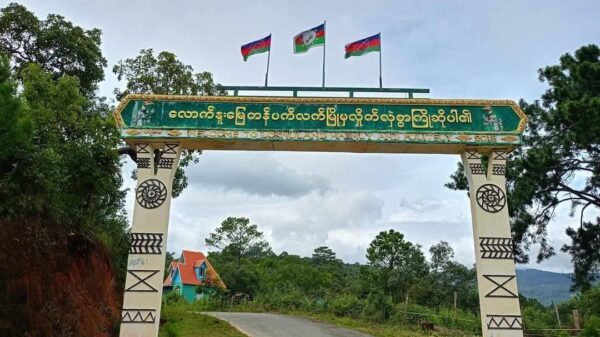 (ကန်ပက်လက်မြို့အဝင် ဆိုင်းဘုတ် နှင့် ချင်းညီ​နောင်တပ်ဖွဲ့ဝင်များ ။ဓါတ်ပုံ-ချင်းညီ​နောင်)