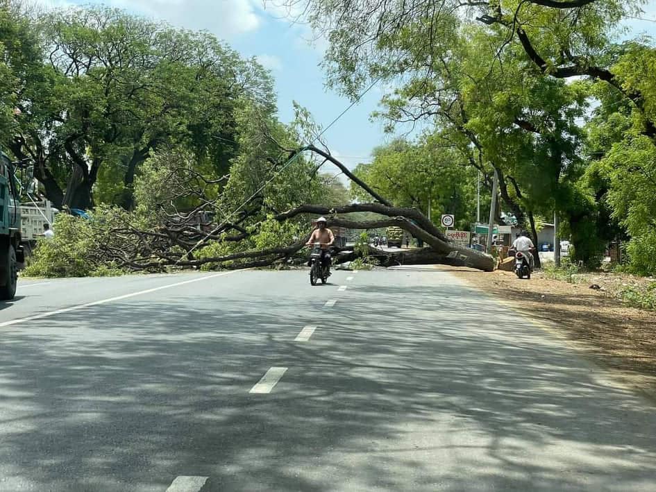 (ချောင်းဦးမြို့သို့သွားသည့် လမ်းပိုင်းတနေရာကို စစ်ကောင်စီတပ်သားများ ဝင်လာမှုခက်ခဲစေရန် ပိတ်ဆို့တားဆီးထားသည်ကို ၂၀၂၁က တွေ့ရစဉ်။ ဓာတ်ပုံ -CJ)