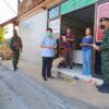 (ထိုင်းစစ်တပ်၊ ရဲတပ်ဖွဲ့နှင့် ကျန်းမာရေးဝန်ထမ်းများက တာ့ခရိုင်ရှိ ကျေးရွာအား ဝမ်းရောဂါနှင့် ပတ်သက်ပြီး အသိပညာပေးစဉ်။ ဓာတ်ပုံ - Khaosod English)