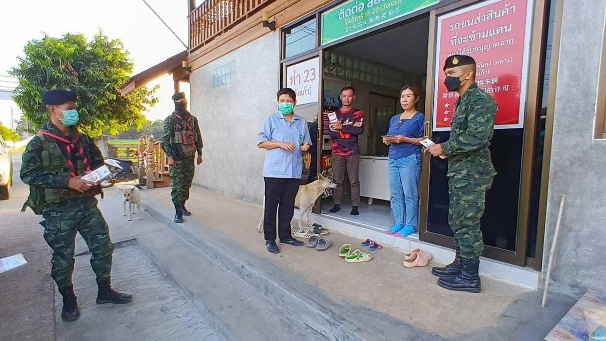 (ထိုင်းစစ်တပ်၊ ရဲတပ်ဖွဲ့နှင့် ကျန်းမာရေးဝန်ထမ်းများက တာ့ခရိုင်ရှိ ကျေးရွာအား ဝမ်းရောဂါနှင့် ပတ်သက်ပြီး အသိပညာပေးစဉ်။ ဓာတ်ပုံ - Khaosod English)