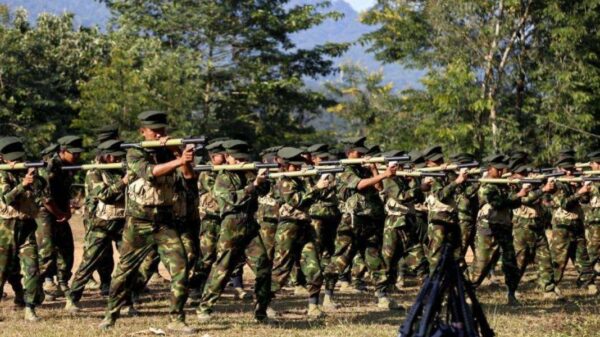 (KIA တပ်ဖွဲ့ဝင်များ နှင့် မံစီမြို့ ၊ဗန်း​မော်မြို့ တည်​နေရာပြ​မြေပုံ။ ဓါတ်ပုံ- KIA ၊ CJ)