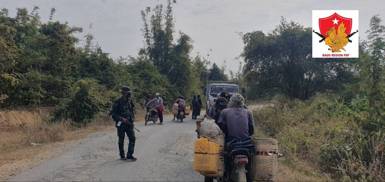 (ပဲခူးတိုင်း အနောက်ခြမ်းနှင့် အရှေ့ခြမ်းကို ဆက်ထားသည့် ရိုးမဖြတ်လမ်းပေါ်တွင် ပဲခူးခရိုင်တပ်ရင်း (၃၇၀၁)က ရှောင်တခင် စစ်ဆေးမှုများ ပြုလုပ်နေစဉ်။ ဓာတ်ပုံ - ပဲခူးတိုင်းစစ်ဌာန)