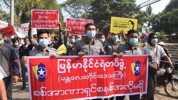 (အာဏာသိမ်းကာလအစောပိုင်း ၂၀၂၁ ခုနှစ် ဖေဖော်ဝါရီလအတွင်းက မန္တလေးမြို့တွင် ဆန္ဒပြနေသော ရဲတပ်ဖွဲ့ဝင်အချို့အား တွေ့ရစဥ်။ဓာတ်ပုံ-ATP)