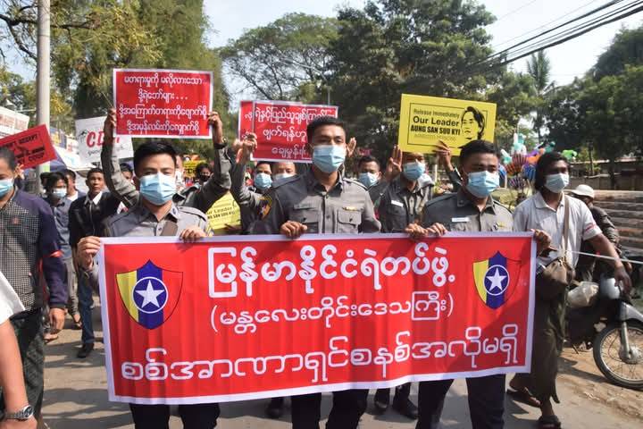 (အာဏာသိမ်းကာလအစောပိုင်း ၂၀၂၁ ခုနှစ် ဖေဖော်ဝါရီလအတွင်းက မန္တလေးမြို့တွင် ဆန္ဒပြနေသော ရဲတပ်ဖွဲ့ဝင်အချို့အား တွေ့ရစဥ်။ဓာတ်ပုံ-ATP)