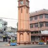 (ပြင်ဦးလွင်မြို့စျေးအနီးရှိ နာရီစင်အား တွေ့ရစဉ်။ ဓာတ်ပုံ − အေအပ်ပီ)