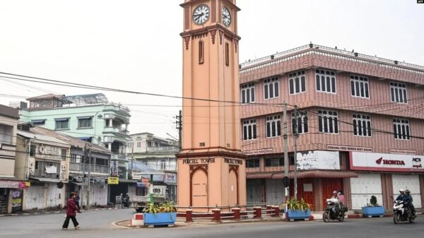 (ပြင်ဦးလွင်မြို့စျေးအနီးရှိ နာရီစင်အား တွေ့ရစဉ်။ ဓာတ်ပုံ − အေအပ်ပီ)