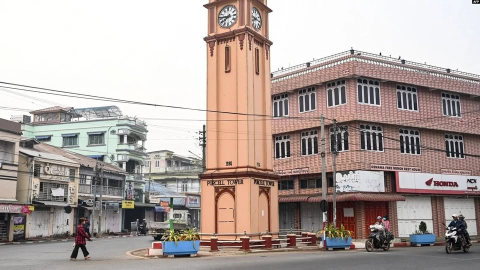(ပြင်ဦးလွင်မြို့စျေးအနီးရှိ နာရီစင်အား တွေ့ရစဉ်။ ဓာတ်ပုံ − အေအပ်ပီ)