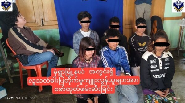 (ဖမ်းဆီးရမိသော ကားလုသည့် လူငယ်များအား တွေ့ရစဥ်။ဓာတ်ပုံ-မုံရွာပလဖ)