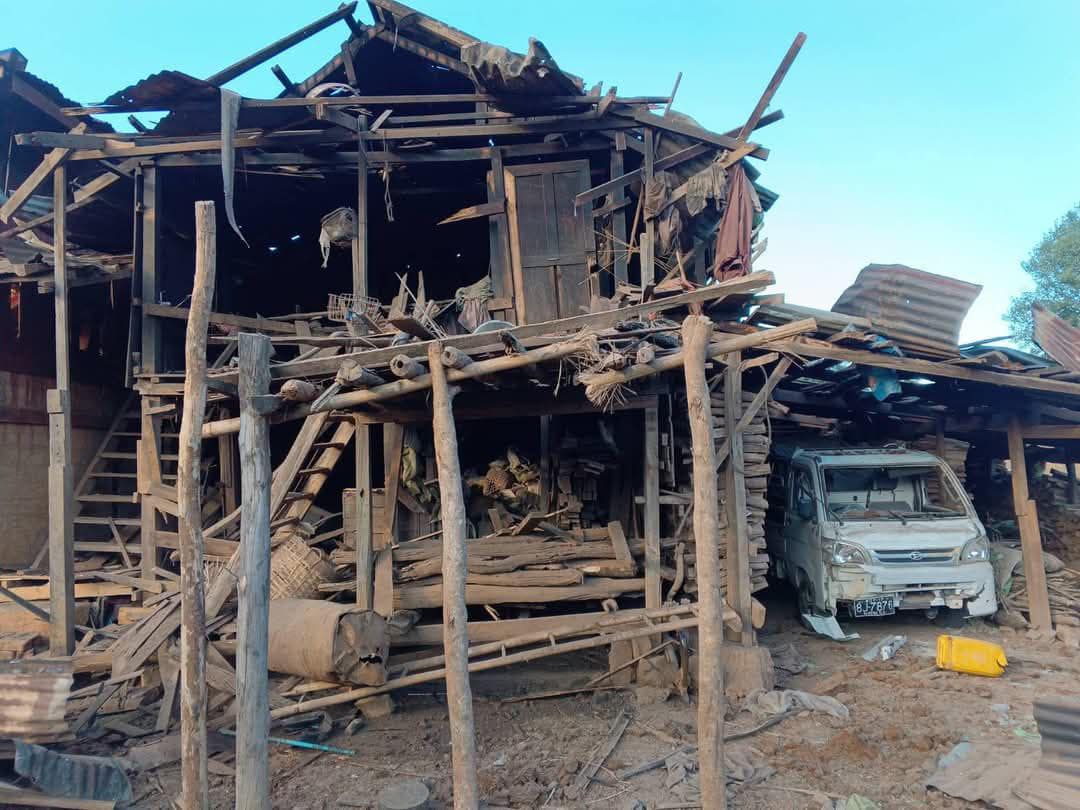 (ဒီဇင်ဘာ ၂၇ရက်က စစ်ကောင်စီ၏လေကြောင်းတိုက်ခိုက်မှုခံခဲ့ရသည့် ပီကင်းကျေးရွာမှ နေအိမ်များပျက်စီးနေသည်ကို တွေ့ရစဥ်။ ဓာတ်ပုံ - ERCT)