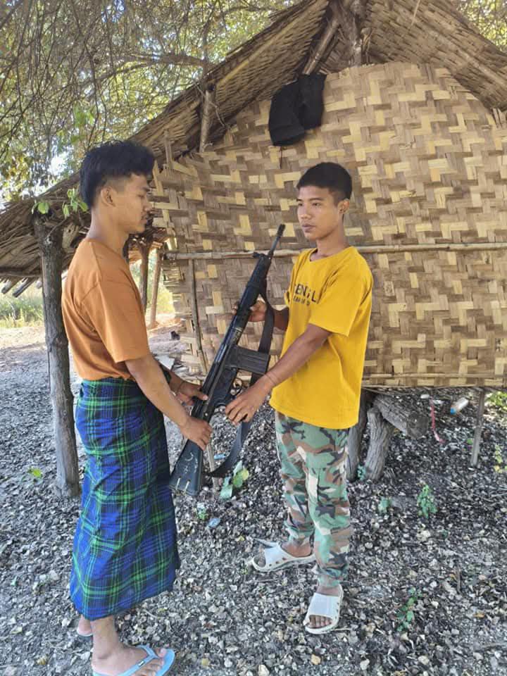 (ကိုင်လယ်ရဲစခန်းမှ အလင်းဝင်လာသည့် ရဲတပ်သားနှစ်ဦးနှင့် အတူ လက်နက်ကျည်ဆံများကိုတွေ့ရစဥ။ ဓာတ်ပုံ - Y.R.F)