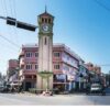 (ပြင်ဦးလွင်မြို့စျေးအနီးရှိ နာရီစင်အား တွေ့ရစဉ်။ ဓာတ်ပုံ − CJ)