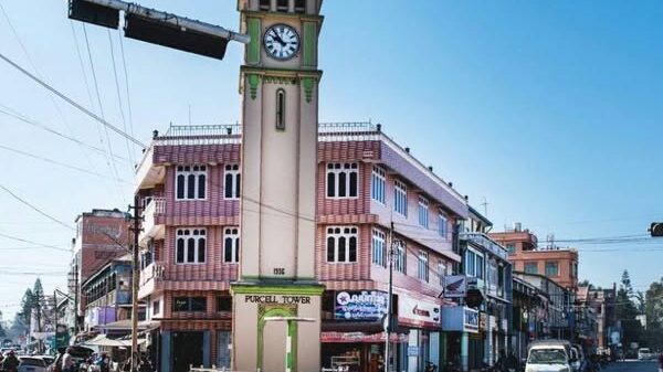 (ပြင်ဦးလွင်မြို့စျေးအနီးရှိ နာရီစင်အား တွေ့ရစဉ်။ ဓာတ်ပုံ − CJ)