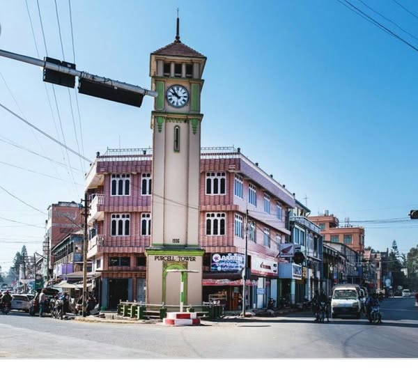 (ပြင်ဦးလွင်မြို့စျေးအနီးရှိ နာရီစင်အား တွေ့ရစဉ်။ ဓာတ်ပုံ − CJ)