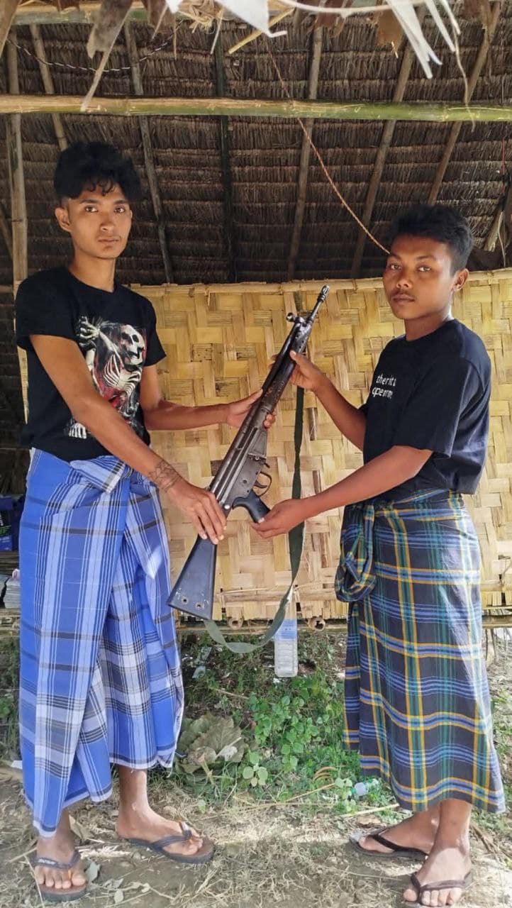 (ကိုင်လယ်ရဲစခန်းမှ အလင်းဝင်လာသည့် ရဲတပ်သားနှစ်ဦးနှင့် အတူ လက်နက်ကျည်ဆံများကိုတွေ့ရစဥ။ ဓာတ်ပုံ - Y.R.F)