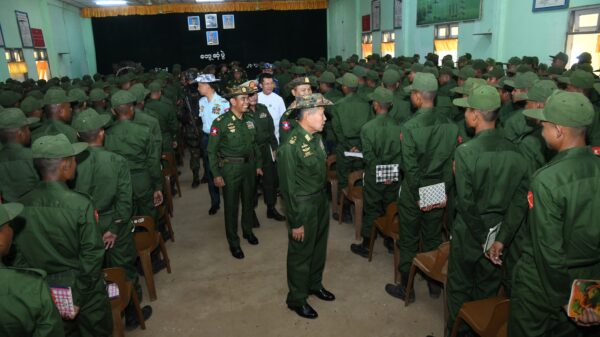 (အာဏာသိမ်းစစ် ဒု-ခေါင်းဆောင်စိုးဝင်းက ပုသိမ်မြို့၌ အဓမ္မစုဆောင်းထားသည့် စစ်မှုထမ်းများအား တွေ့ဆုံနေစဥ်။ ဓာတ်ပုံ - cincds)
