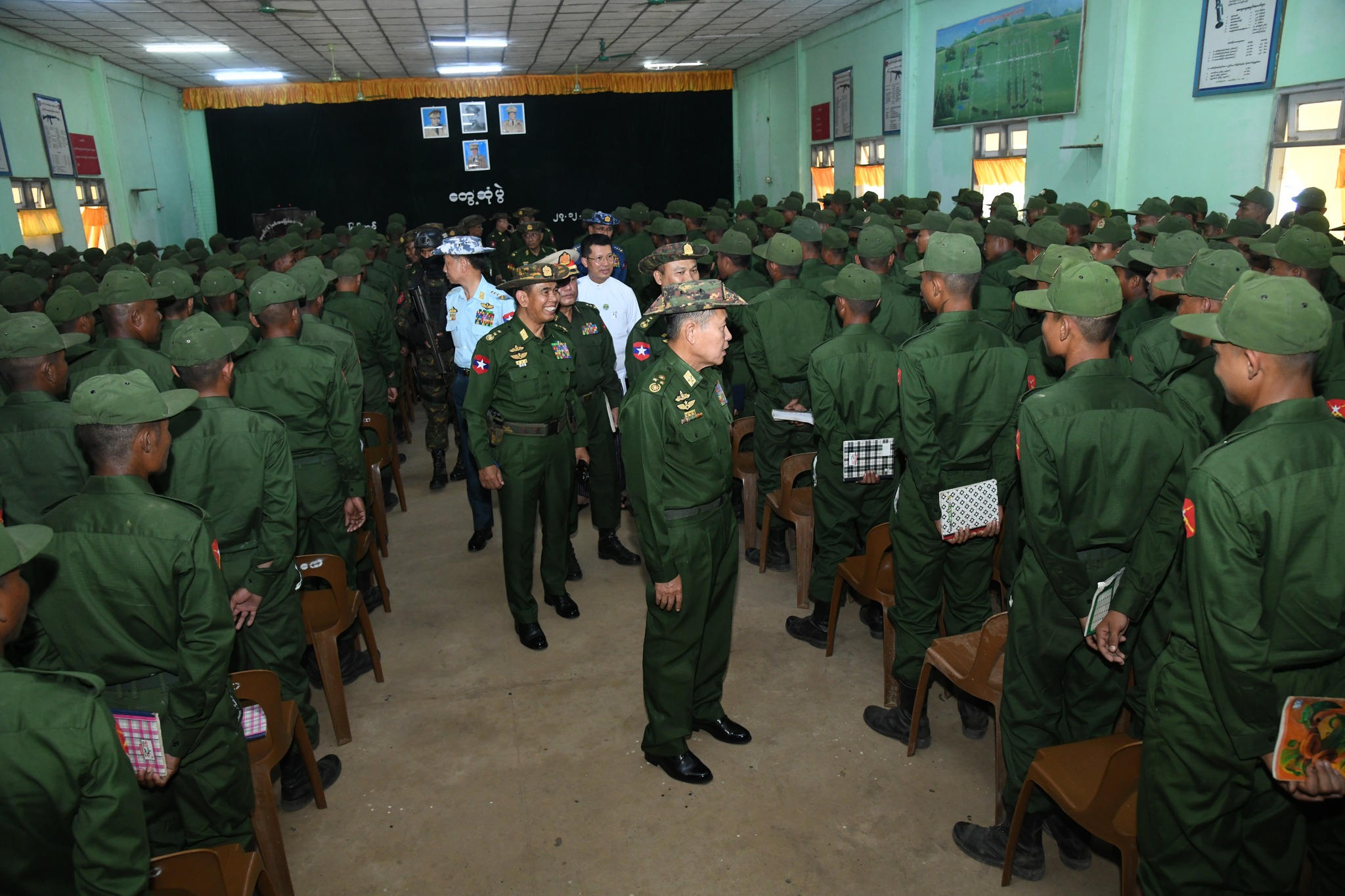 (အာဏာသိမ်းစစ် ဒု-ခေါင်းဆောင်စိုးဝင်းက ပုသိမ်မြို့၌ အဓမ္မစုဆောင်းထားသည့် စစ်မှုထမ်းများအား တွေ့ဆုံနေစဥ်။ ဓာတ်ပုံ - cincds)