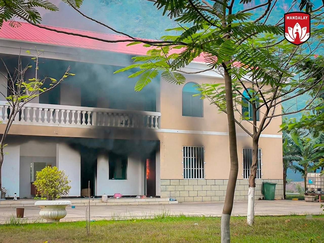 (၂၀၂၄ ဇူလိုင်လဒုတိယပါတ်မှာ စစ်တပ်ကAlpha ဘိလပ်​မြေစက်ရုံကို မီးရှို့ပြီးထွက်​ပြေးစဥ်။ဓါတ်ပုံ-MDY-PDF)
