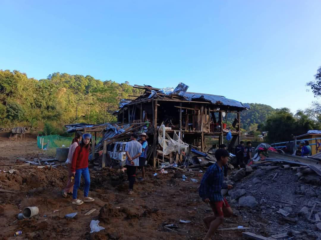 (ဒီဇင်ဘာ ၂၇ရက်က စစ်ကောင်စီ၏လေကြောင်းတိုက်ခိုက်မှုခံခဲ့ရသည့် ပီကင်းကျေးရွာမှ နေအိမ်များပျက်စီးနေသည်ကို တွေ့ရစဥ်။ ဓာတ်ပုံ - ERCT)