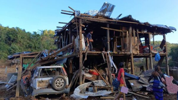 (ဒီဇင်ဘာ ၂၇ရက်က စစ်ကောင်စီ၏လေကြောင်းတိုက်ခိုက်မှုခံခဲ့ရသည့် ပီကင်းကျေးရွာမှ နေအိမ်များပျက်စီးနေသည်ကို တွေ့ရစဥ်။ ဓာတ်ပုံ - ERCT)