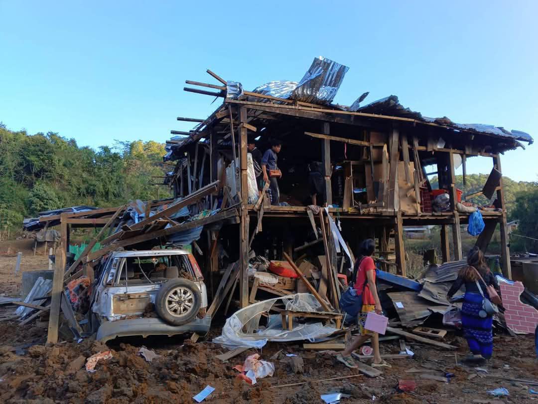 (ဒီဇင်ဘာ ၂၇ရက်က စစ်ကောင်စီ၏လေကြောင်းတိုက်ခိုက်မှုခံခဲ့ရသည့် ပီကင်းကျေးရွာမှ နေအိမ်များပျက်စီးနေသည်ကို တွေ့ရစဥ်။ ဓာတ်ပုံ - ERCT)