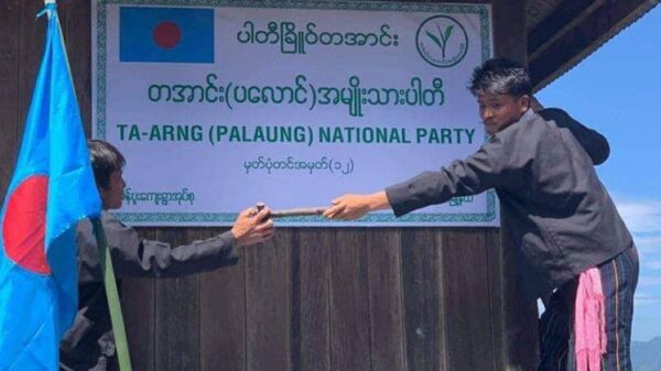 (ရှမ်းမြောက်၊ နမ့်ခမ်းမြို့နယ် မန်ပူးကျေးရွာတွင် တအာင်း(ပလောင်)အမျိုးသားပါတီရုံး ဆိုင်းဘုတ်တင်နေစဉ်။ ဓာတ်ပုံ - TNP / Facebook)